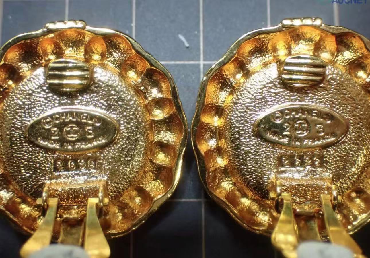 Vintage Chanel Pearl Center Quilted Border Clip Earrings 03B
