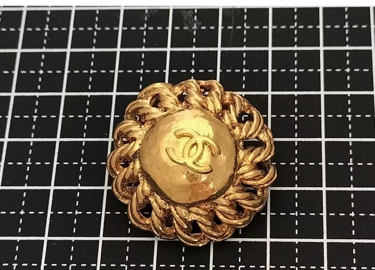 Vintage Chanel Chain Border Dome CC Earrings 05P
