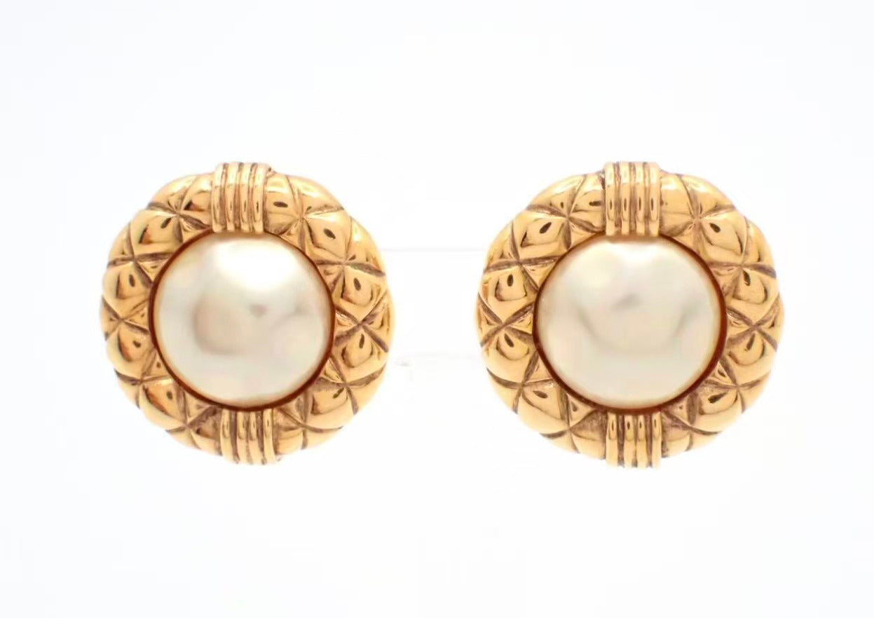 Vintage Chanel Pearl Center Quilted Border Clip Earrings 03B