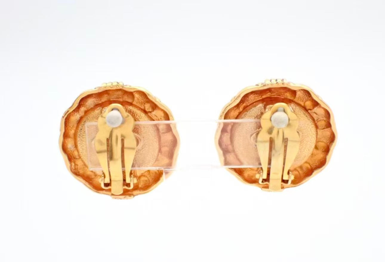 Vintage Chanel Pearl Center Quilted Border Clip Earrings 03B