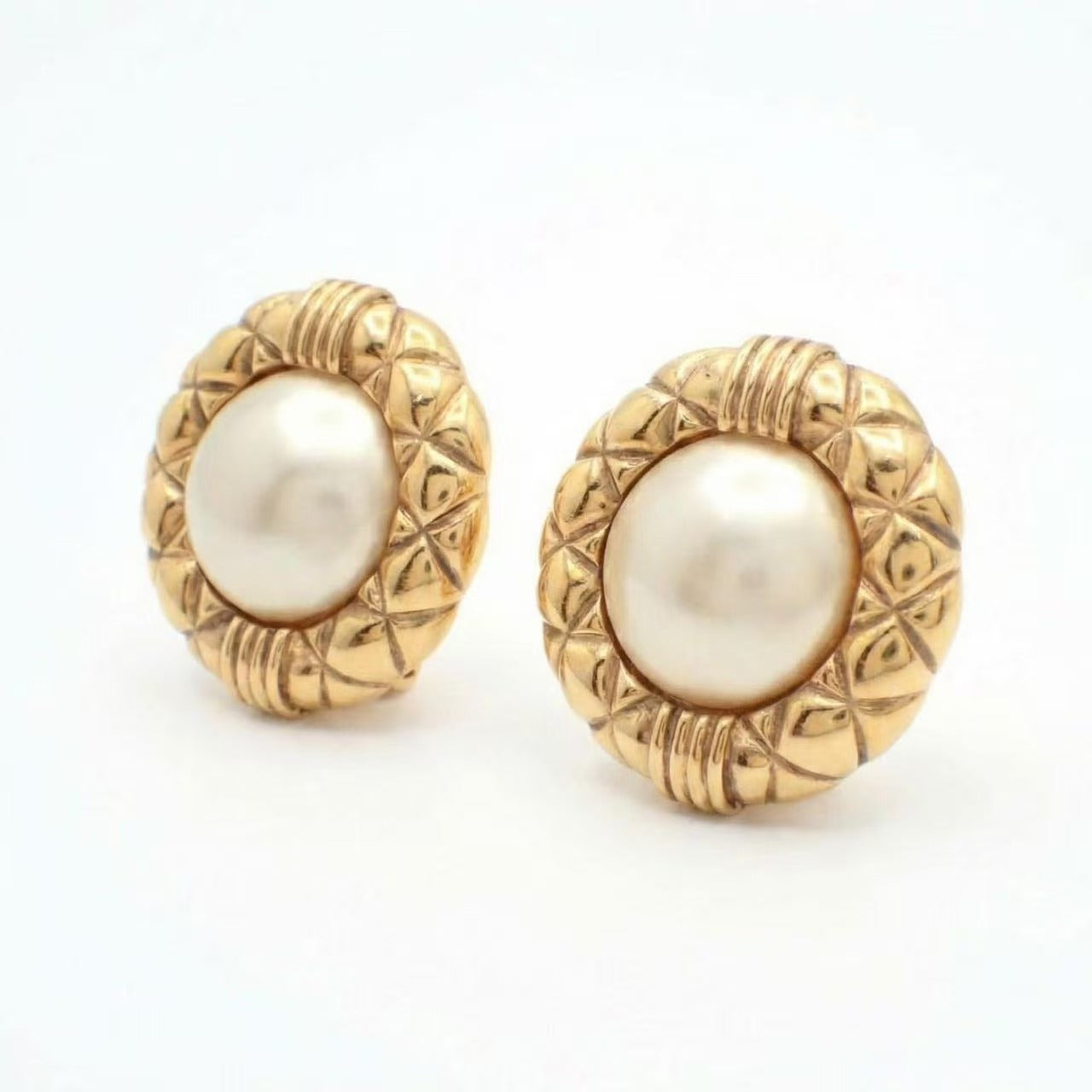 Vintage Chanel Pearl Center Quilted Border Clip Earrings 03B